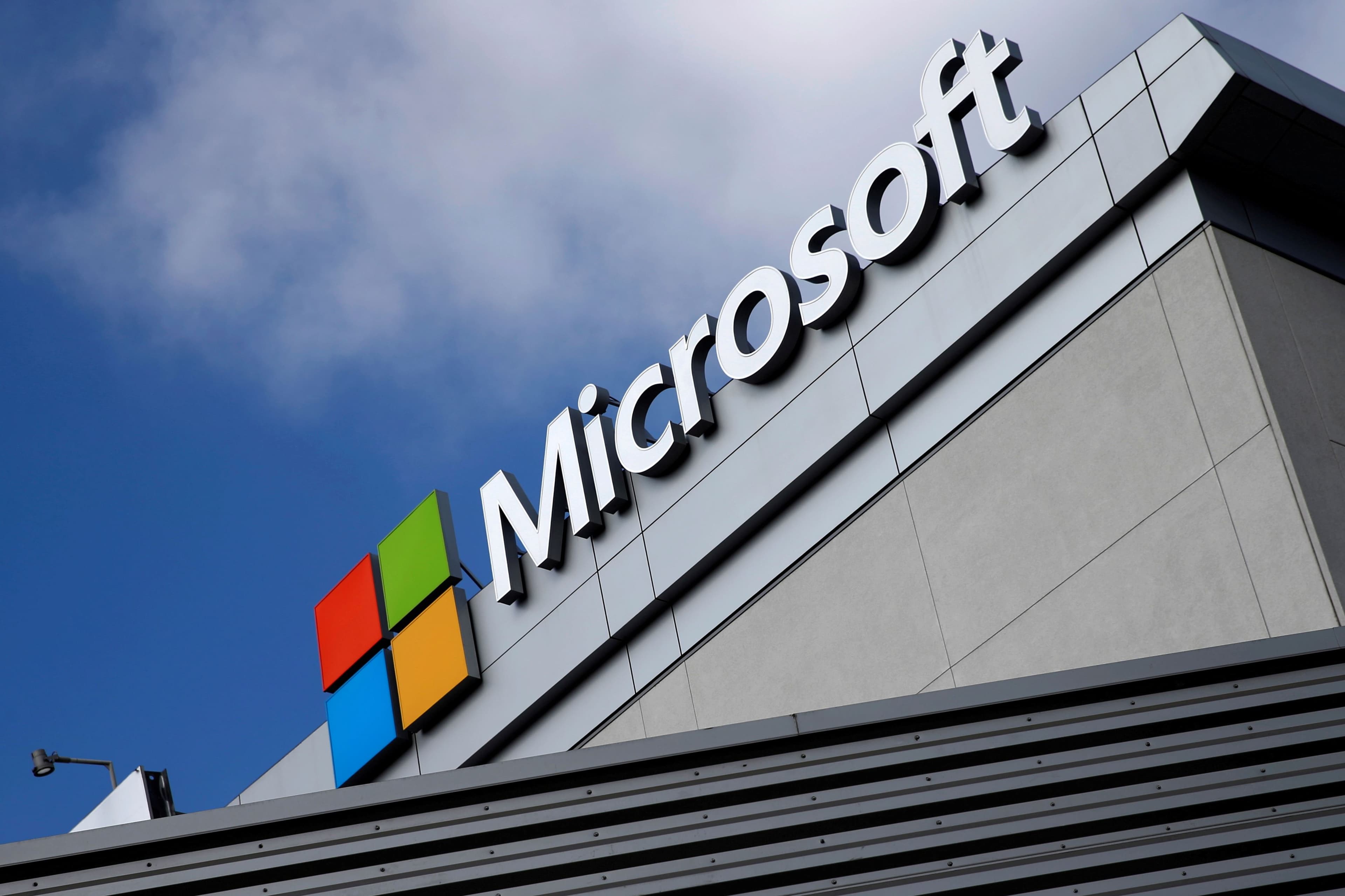 Microsoft čelí žalobe akcionárov: AI míňa miliardy, výsledky viaznu